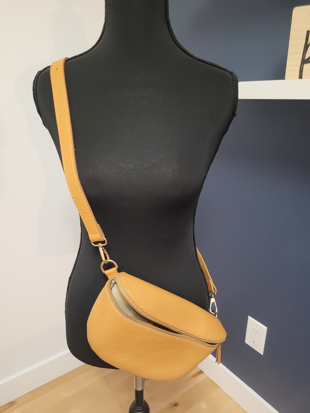 ⭐️ 3/10 Crossbody Leather Bag, Made in Italy, Need to fix zipper, Fair condition